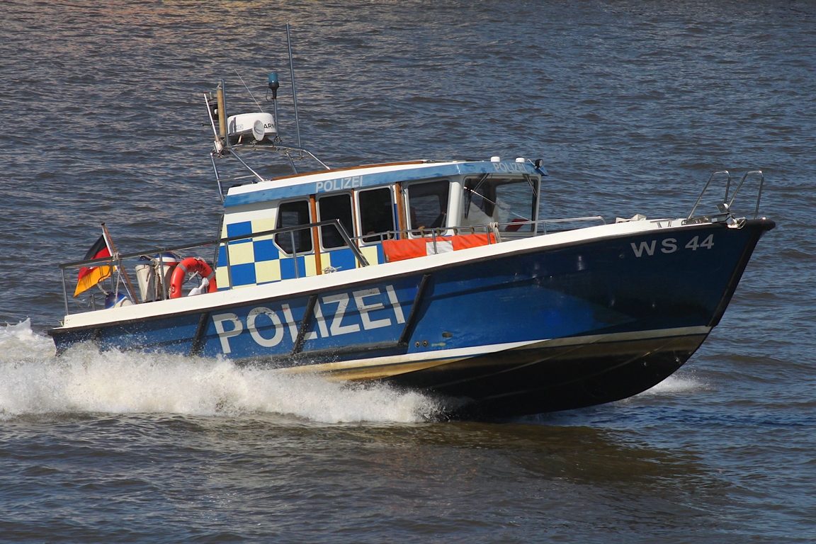 Polizeiboot WS44; Eigner/Betreiber: Polizei Hamburg; Datum: 08.05.2026; Aufnahmeort: Elbe/Hafen Hamburg, Deutschland. Das Bild entstand anl�sslich der Einlaufparade zum 837. Hafengeburtstag.