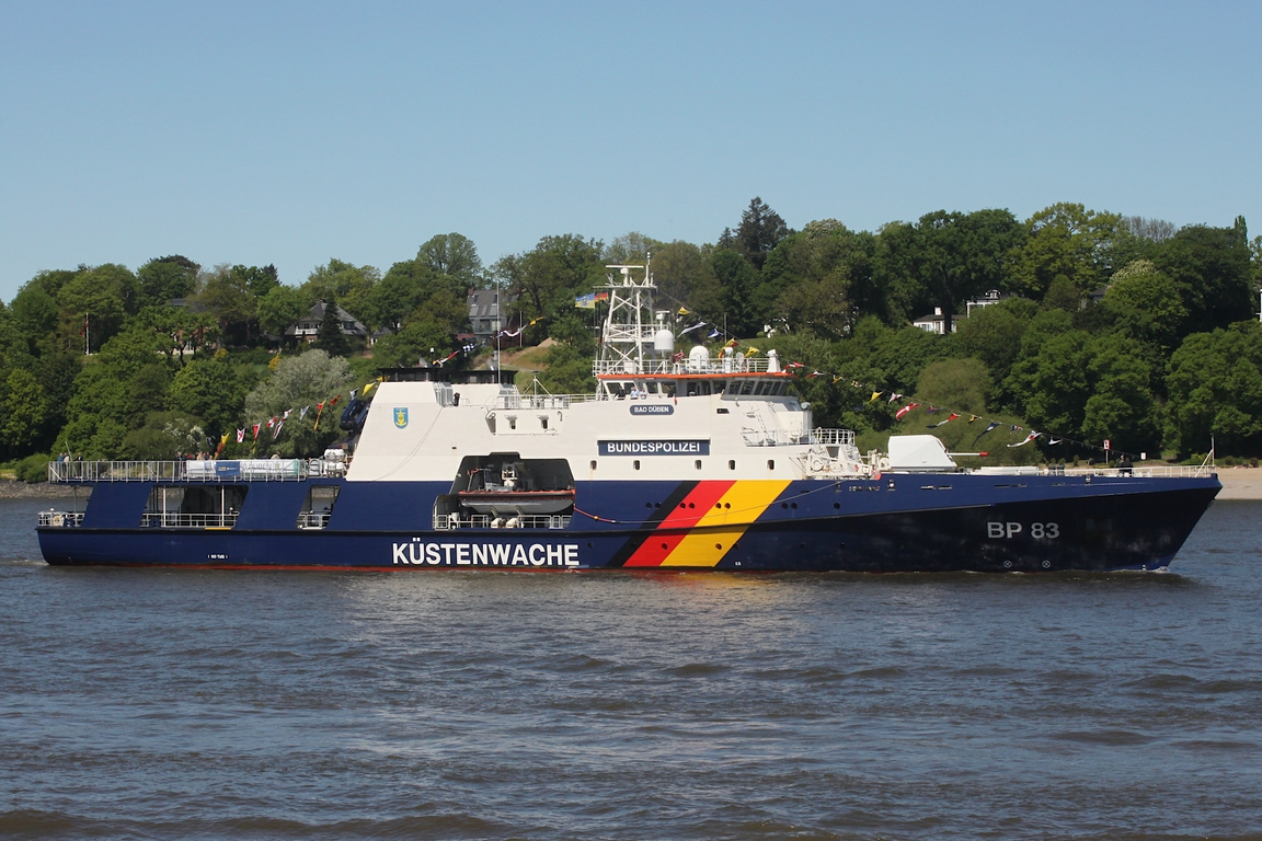 Polizeischiff BAD D�BEN (BP 83); Eigner/Betreiber: Bundespolizei; Datum: 08.05.2026; Aufnahmeort: Elbe/Hafen Hamburg, Deutschland. Das Bild entstand anl�sslich der Einlaufparade zum 837. Hafengeburtstag. (internat. Suchbegriff: BAD DUEBEN )
