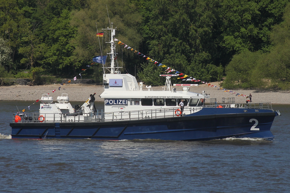Polizeischiff B�RGERMEISTER NEVERMANN (WS2) (IMO 1068023 ); Eigner/Betreiber: Polizei Hamburg; Datum: 08.05.2026; Aufnahmeort: Elbe/Hafen Hamburg, Deutschland. Das Bild entstand anl�sslich der Einlaufparade zum 837. Hafengeburtstag.