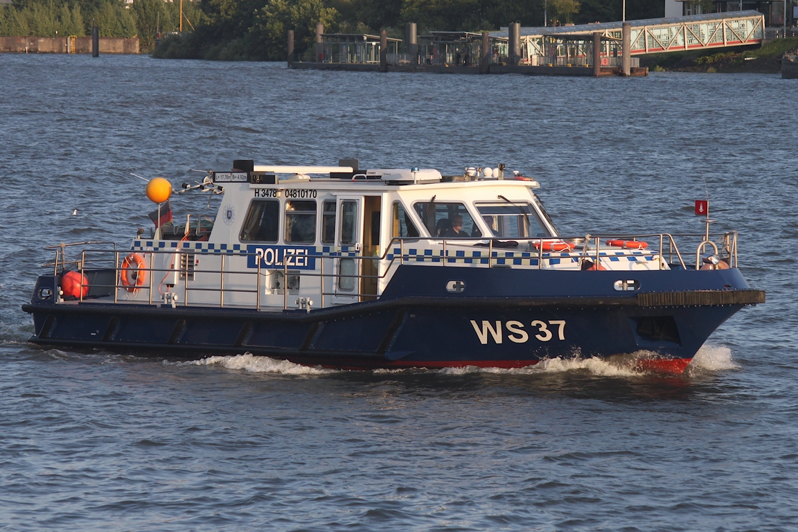 Polizeischiff WS37 (ENI 04810170); Eigner/Betreiber: Polizei  Hamburg; Datum: 28.07.2025; Aufnahmeort: Elbe/Hafen Hamburg, Deutschland. 