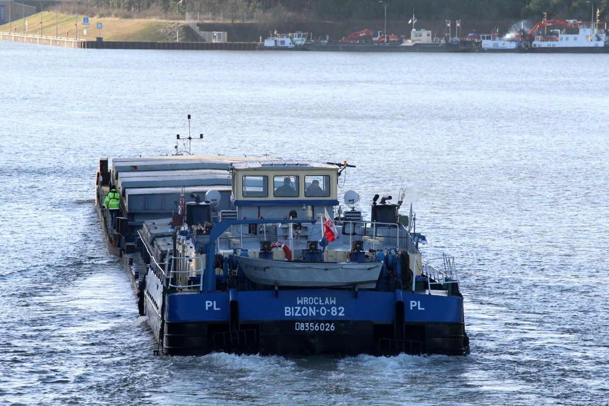 Poln. Schubverband m. SB Bizon-0-82 (08356026) am 07.01.2014 kurz vor der Einfahrt in die Doppelschleuse Hohenwarthe (gehört zum Wasserstrassenkreuz Magdeburg).