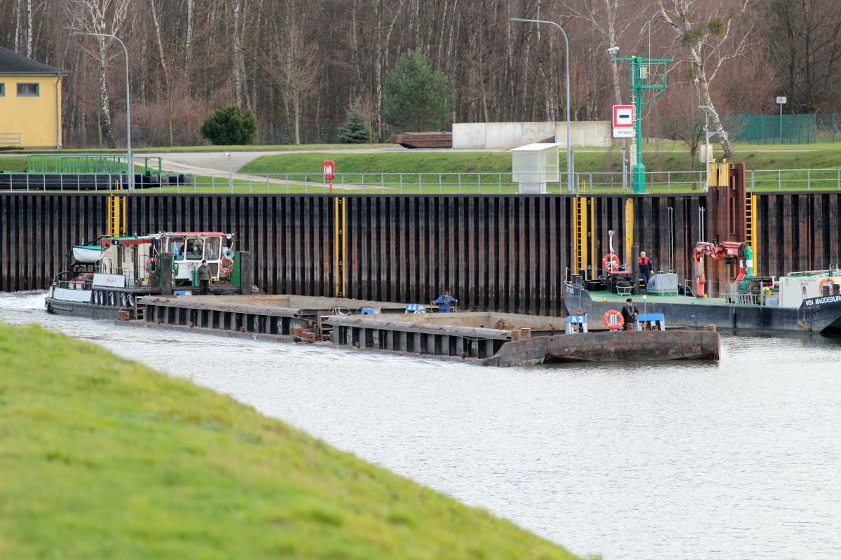 Poln. Schubverband mit SB Navigor-4 (08356032) am 07.01.2014 Ausfahrend aus der Schleuse Niegripp im Niegripper Verbindungskanal zur Elbe zu Tal.