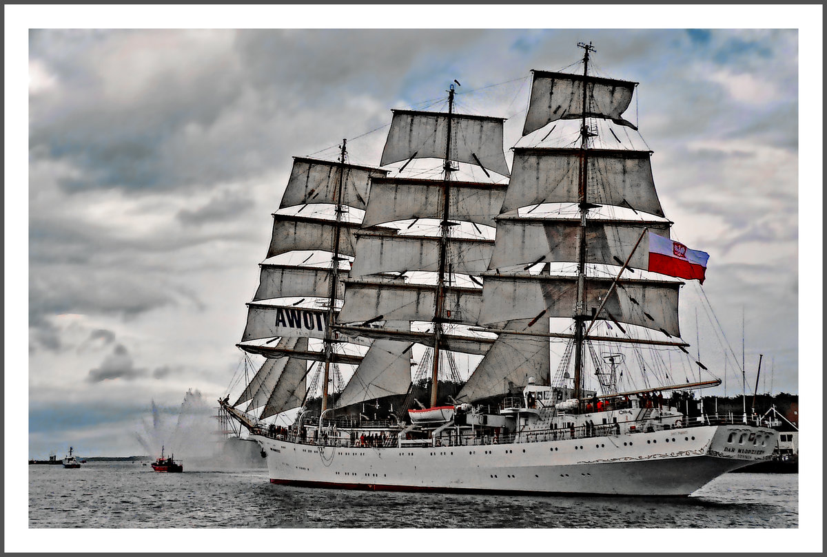 Polnisches Segelschiff DAR MLODZIEZY in Lübeck-Travemünde. Aufnahme vom 15.05.2011