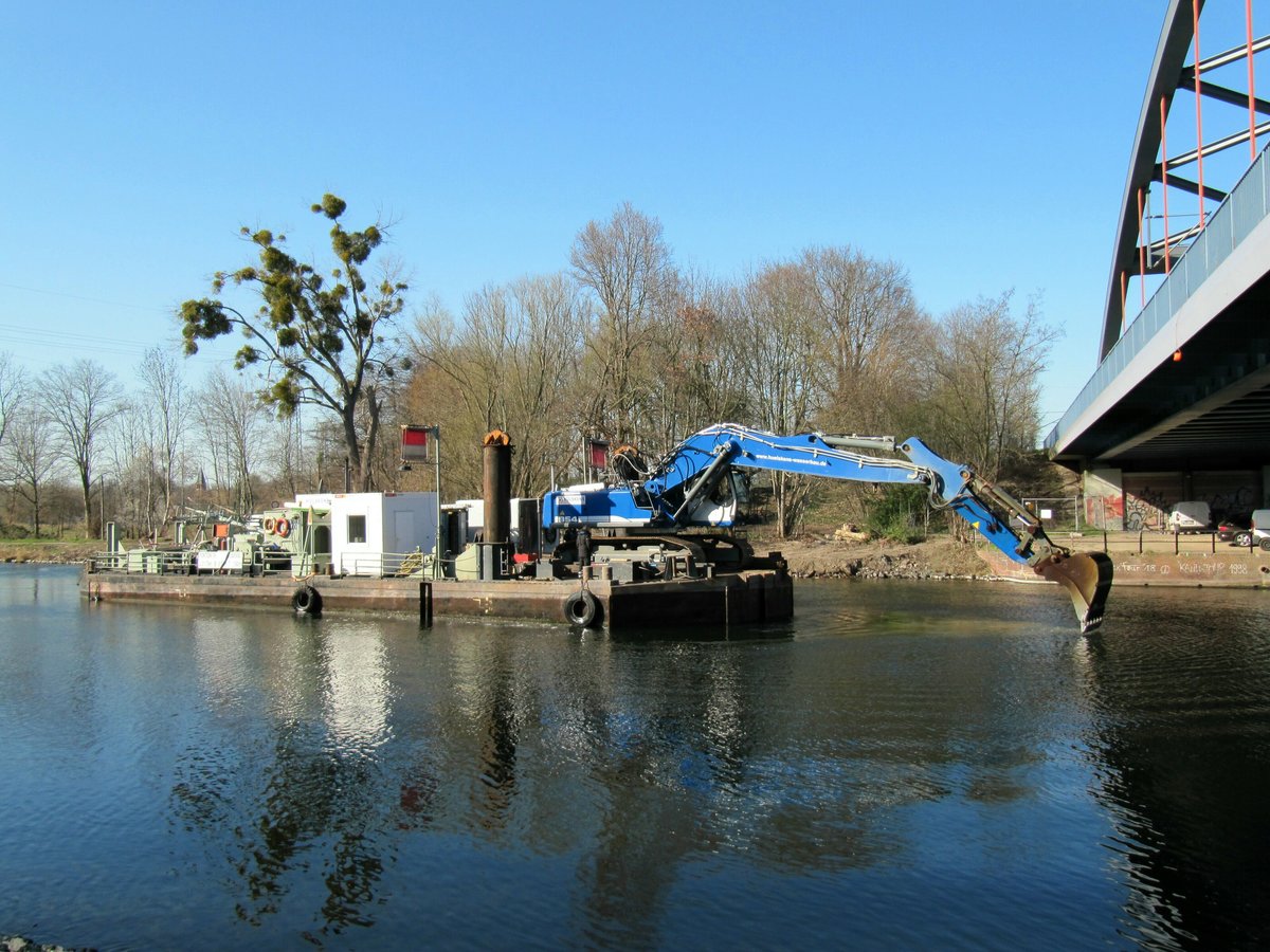 Ponton 16 (05500080 , 31,75 x 9,50m) der Fa. Hülskens war am 23.03.2020 bei Wasserbauarbeiten im Sacrow-Paretzer-Kanal / UHW Höhe km 26 mit einem Liebherr-Kettenbagger 954 im Einsatz.