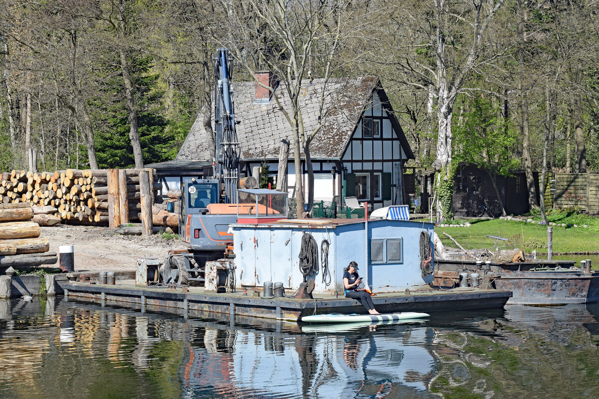 Ponton am 17.04.2022 auf der Wakenitz unweit von Lübeck