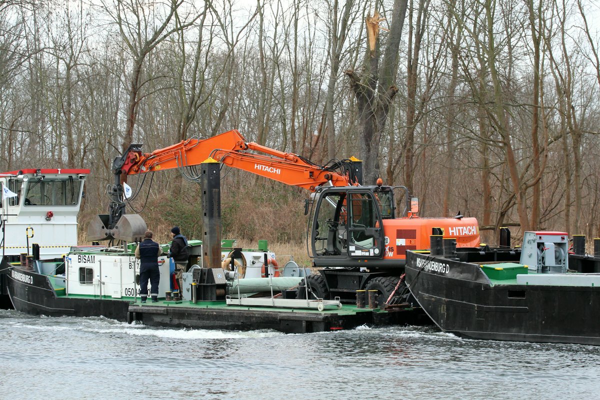 Ponton Bisam (05034430 , 17,82 x 7,18m) mit Hitachi-Bagger am 15.01.2018 im Verband der WSV Brandenburg auf dem Sacrow-Paretzer-Kanal / UHW auf Bergfahrt Höhe km 30,5-30.  