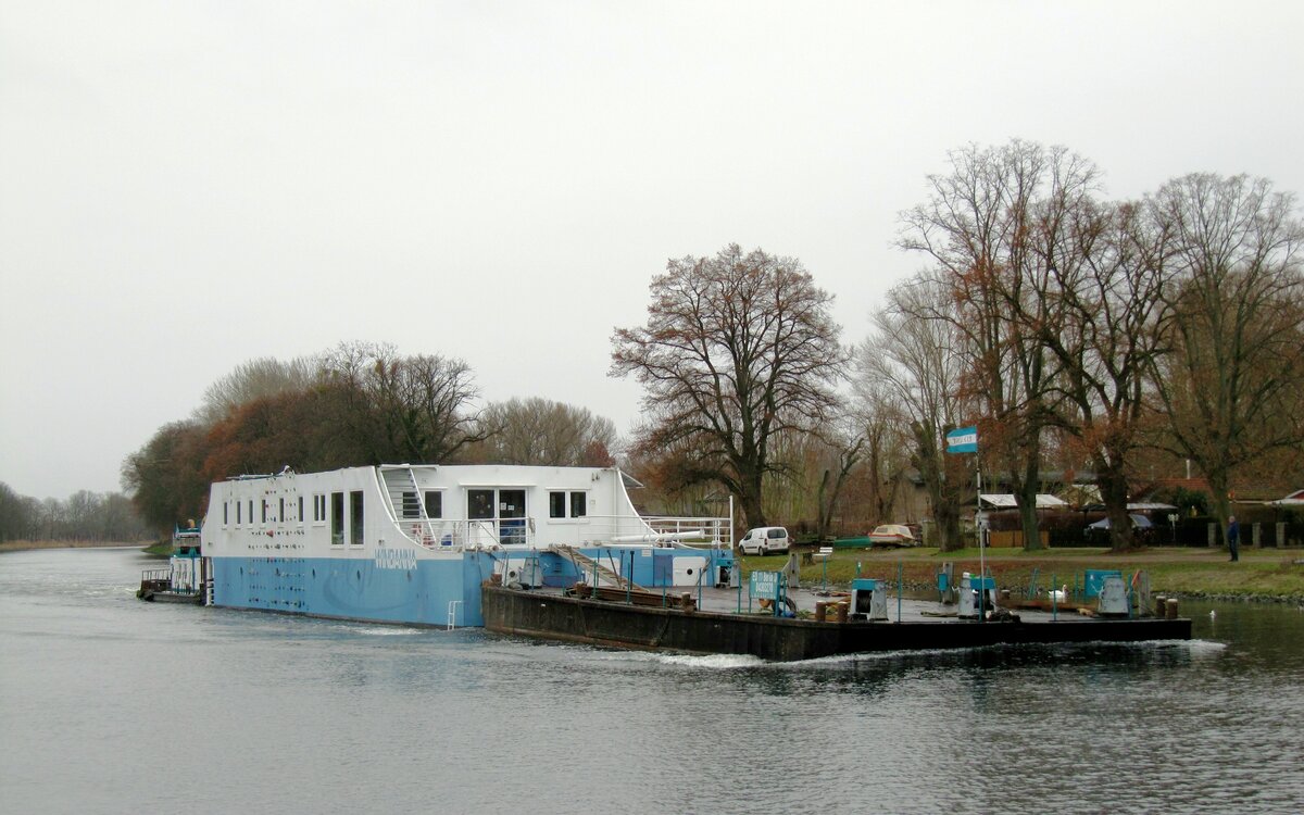 Ponton  ED11  (04303270 , 20,10 x 9,43m) und die Windsurfschule WINDANNA (ohne bekannte Daten) wurden am 07.01.2022 vom Schubboot Edwald (05602420 , 14,70 x 8,16m) im Sacrow-Paretzer-Kanal /  UNTERE HAVEL-WASSERSTRASSE  bei Marquardt zu Tal zur Werft in Genthin geschoben.