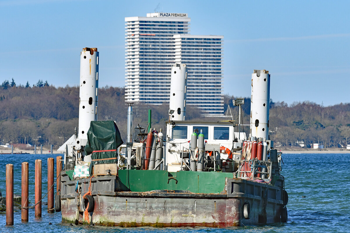 Ponton KRAKE der DDW (Deutsch-Dänische Wasserbau GmbH) im Hafen von Niendorf / Ostsee ( 11.03.2023)