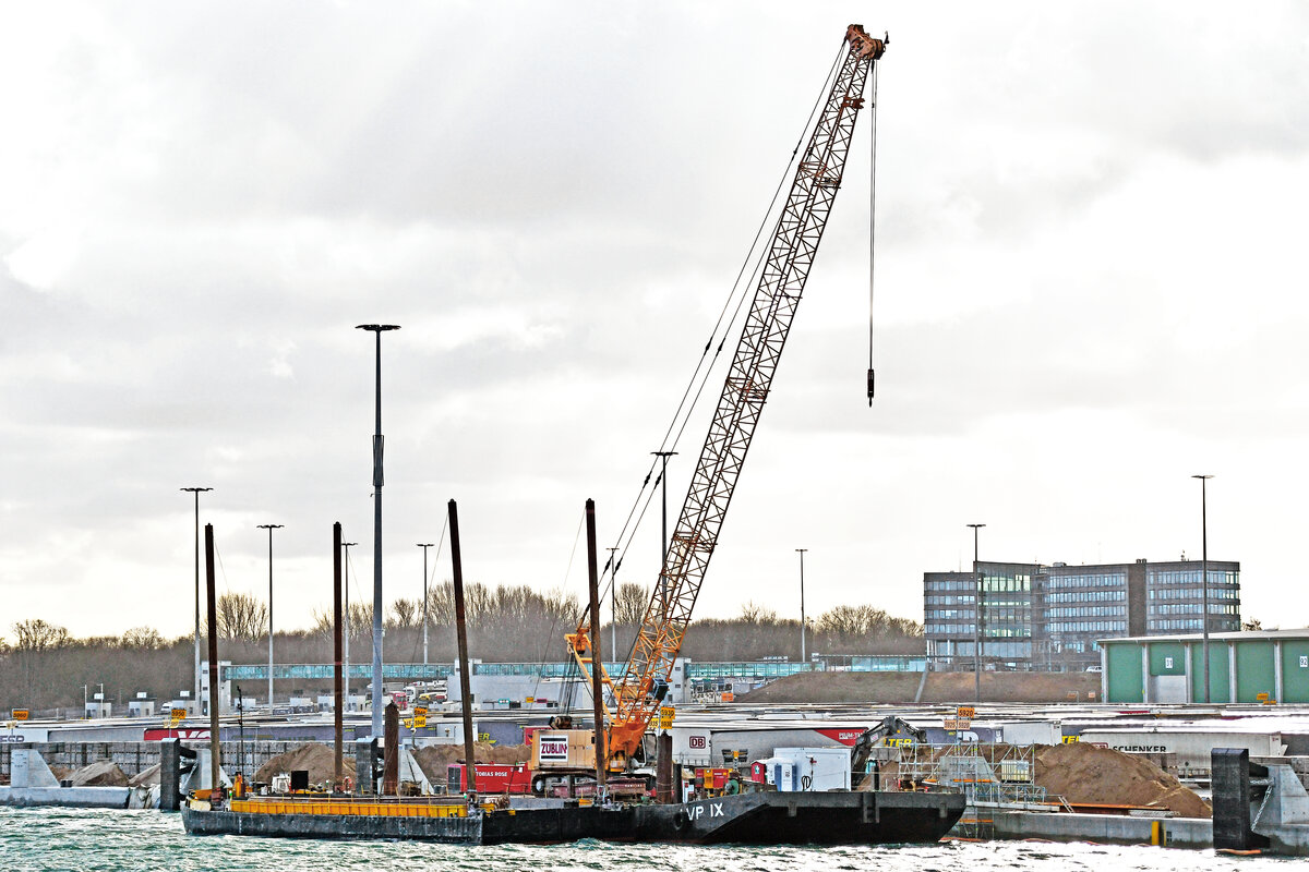 Ponton LVP IX am 25.02.2023 beim Skandinavienkai in Lübeck-Travemünde