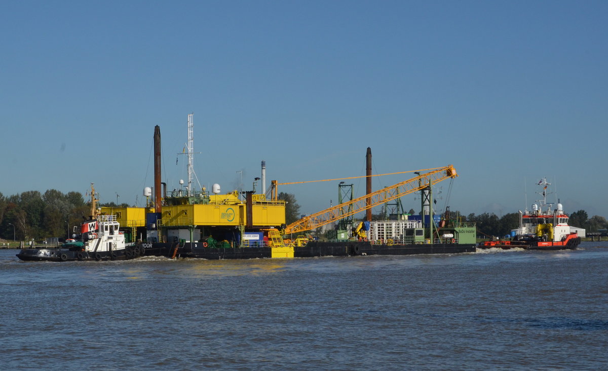 Ponton mit Baumaschinen und Arbeiter im Schlepp. Vorn Schlepper Barney Zwijndrecht,  Hinten Schlepper Taucher O. Wulf 8. Rostock. Auf dem NOK bei Brunsbttel Richtung Kiel. Am 01.10.17.