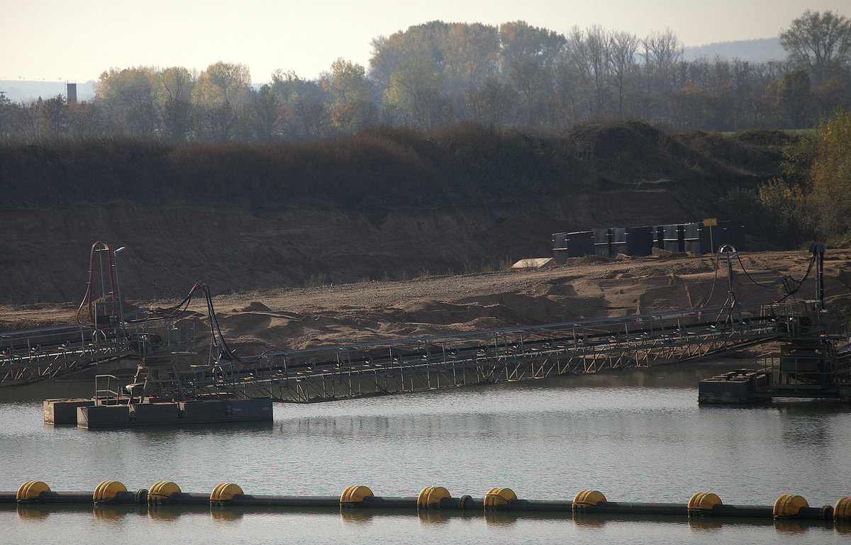 Ponton mit Sandförderband, im Vordergrund eine schwimmende Rohrleitung  (?)
Tagebau Altenau. 08.11.2020 13:05 Uhr. 