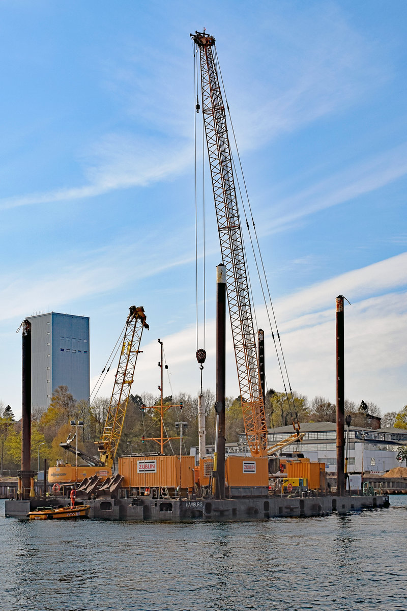 Ponton MP 36 von der Firma Züblin am 28.4.2021 im Hafen von Neustadt / Holstein