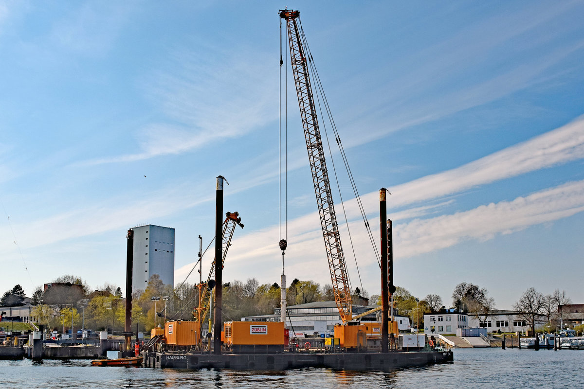 Ponton MP 36 von der Firma Züblin am 28.4.2021 im Hafen von Neustadt / Holstein