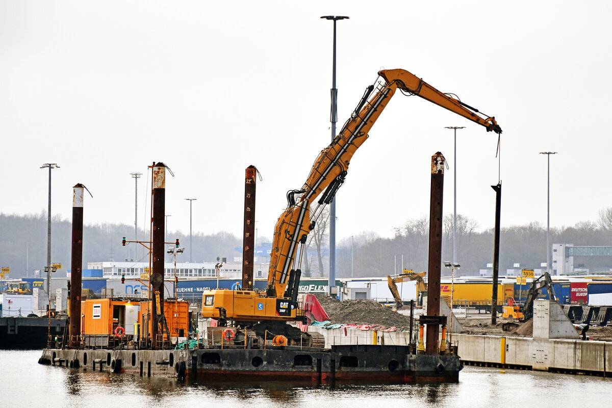 Ponton MP 36 (zurzeit von Firma Züblin genutzt) am 20.01.2023 bei Arbeiten am Skandinavienkai in Lübeck-Travemünde