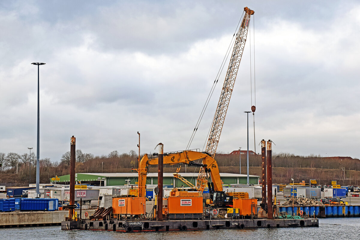 Ponton MP 36 (zurzeit genutzt von ZÜBLIN) am 13.01.2023 beim Skandinavienkai in Lübeck-Travemünde