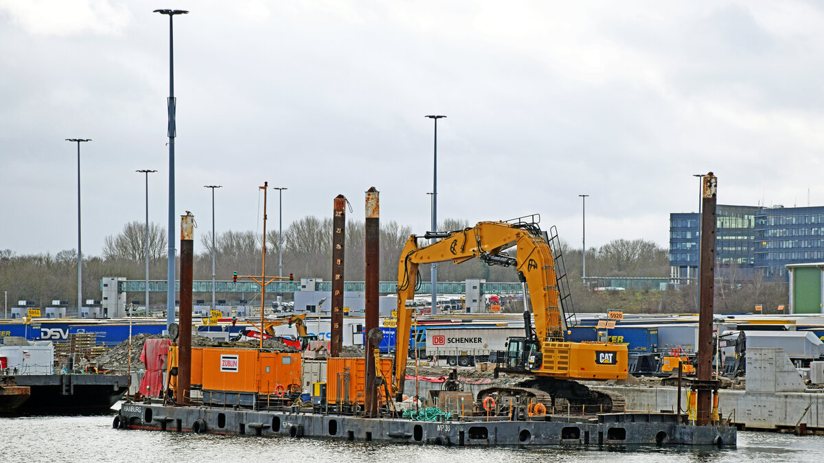 Ponton MP 36 (zurzeit genutzt von ZÜBLIN) am 13.01.2023 beim Skandinavienkai in Lübeck-Travemünde