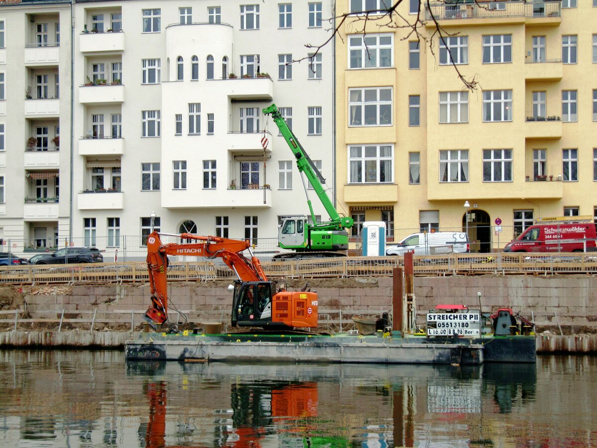 Ponton  STREICHER PII  (05613180 , 16 x 8,96m) mit Hitachi Kettenbagger  an Bord  am 31.01.2022 an der Ufermauer-Baustelle in Berlin-Charlottenburg /  SPREE.