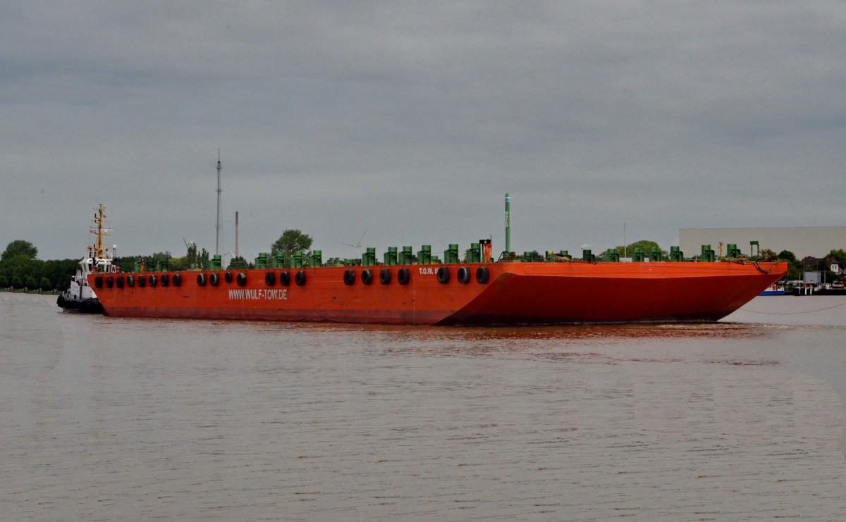 PONTON TOW III der Firma Otto Wulf Spezialtransporte, wird gerade in die Schleuse Brunsbttel von Kiel kommend eingefahren. Ein Schlepper vorn, einer hinten. Beobachtet am 11.06. 2014. Technische Daten: Baujahr: 2008, L; 86,26m, B; 27,43m, Tragfhigkeit: 9017 Tonnen,  Deckbereich: 2.300 m | 24.750 m.
