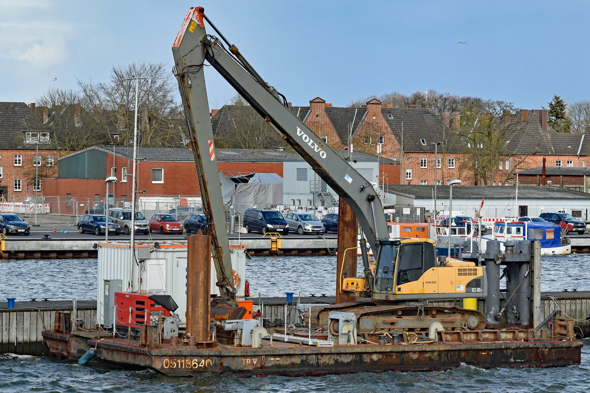 Ponton TR V (ENI 05113640) am 01.03.2020 im Hafen von Lübeck-Travemünde