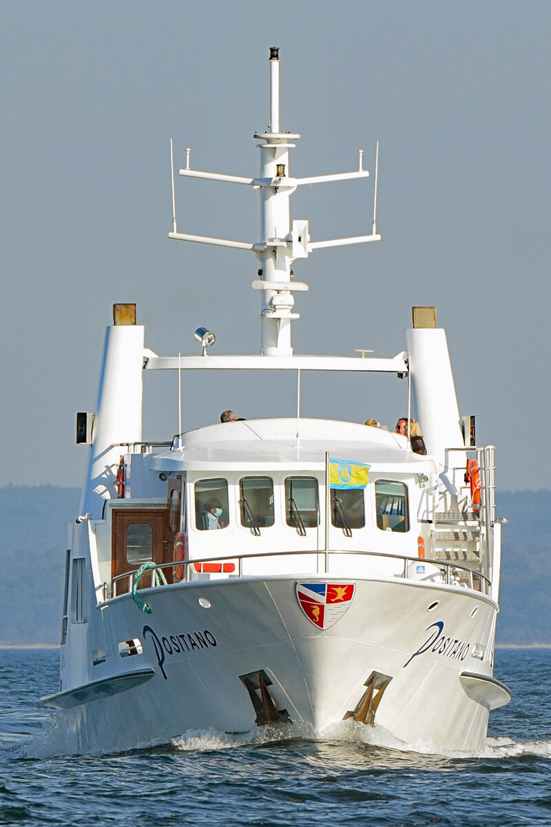 POSITANO am 09.09.2021 in der Ostsee vor Lübeck-Travemünde. Das Schiff wird überwiegend für Seebestattungen eingesetzt.