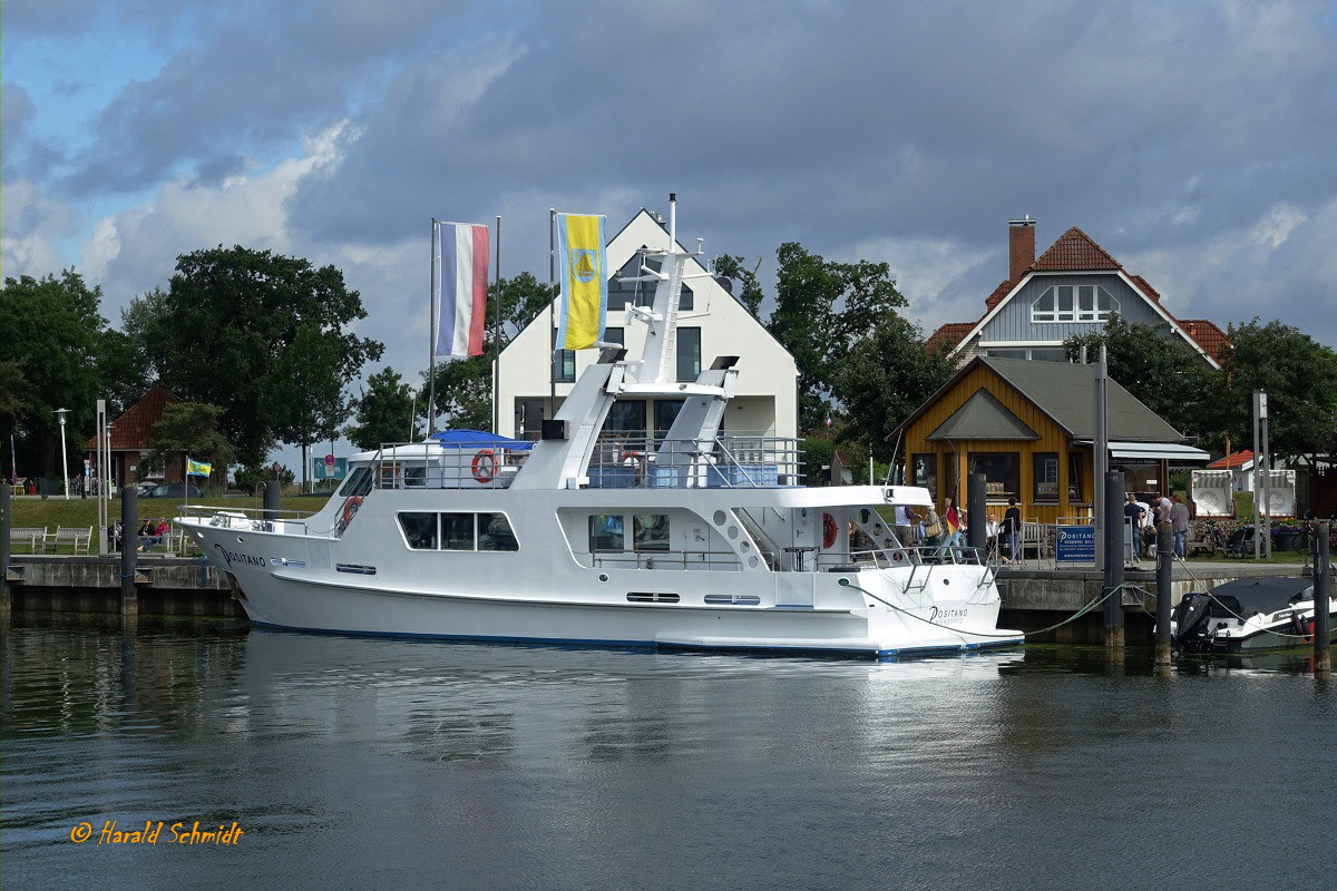 POSITANO am 1.7.2020, Hafen Niendorf/Ostsee /
Seebestattungsschiff  /  Lüa 23,27 m, B 5,7 m, Tg 1,97 m  / 2 Diesel,  AGCO-SISU 620 DSM, ges. 250 kW (340 PS)  / gebaut 2006 bei Kiebitzberg GmbH & Co. KG Havelberg  / Eigner: Reederei Belis, Niendorf/O., Flagge: D, Heimathafen: Niendorf/O.  /
