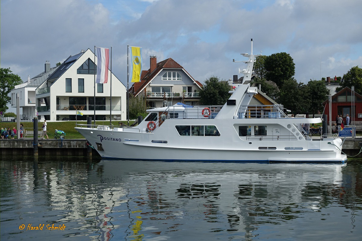 POSITANO am 1.7.2020, Hafen Niendorf/Ostsee /
Seebestattungsschiff  /  Lüa 23,27 m, B 5,7 m, Tg 1,97 m  / 2 Diesel,  AGCO-SISU 620 DSM, ges. 250 kW (340 PS)  / gebaut 2006 bei Kiebitzberg GmbH & Co. KG Havelberg  / Eigner: Reederei Belis, Niendorf/O., Flagge: D, Heimathafen: Niendorf/O.  /
