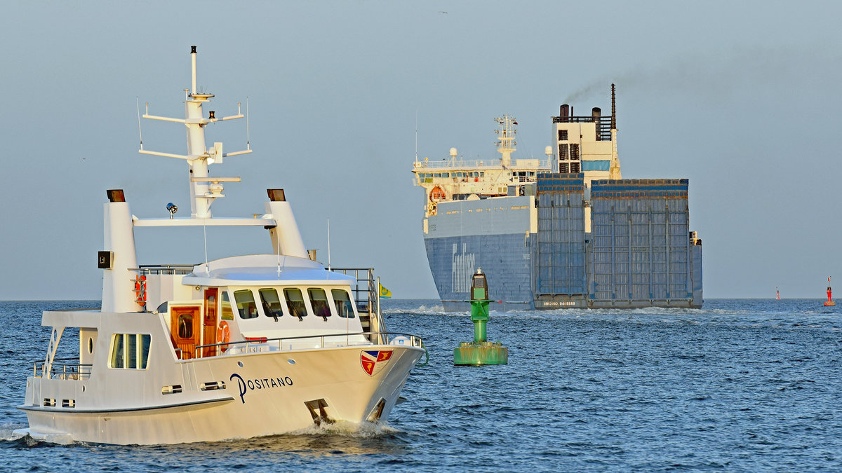 POSITANO am 19.1.2020 in der Ostsee vor Lübeck-Travemünde. Das Schiff wird überwiegend für Seebestattungen eingesetzt. Im Hintergrund ist die Finnlines-Fähre FINNBREEZE zu sehen.