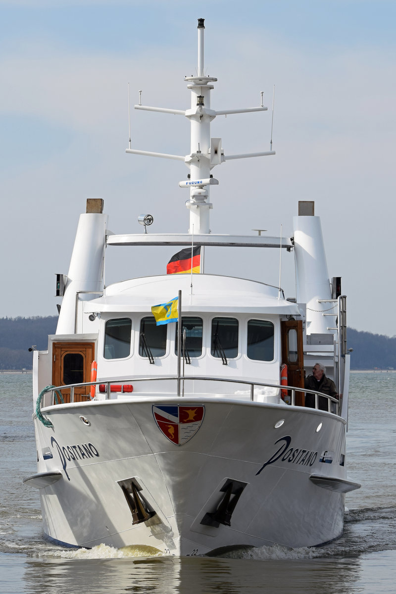 POSITANO am 30.3.2018 einlaufend Niendorf / Ostsee. Das Schiff wird überwiegend für Seebestattungen eingesetzt.