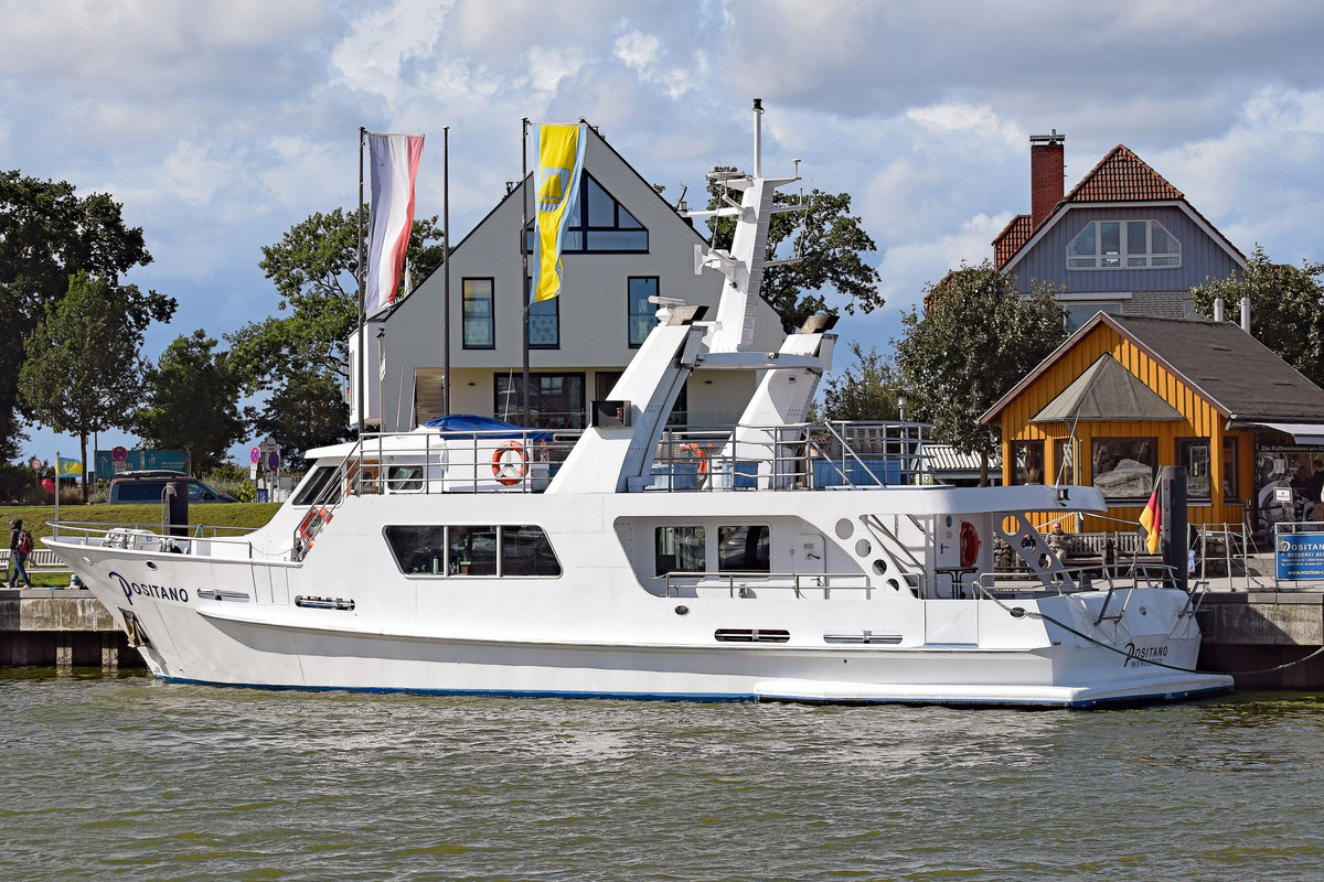 POSITANO im Hafen von Niendorf / Ostsee.  Juli 2020. 
Länge: 23,27 m, Breite: 5,70 m, Tiefgang: 1,97 m, Maschinenleistung: 2x 170 PS,
Maschine: 2x AGCO 620 DSM, Baujahr: 2006, Bauwerft: Kiebitzberg GmbH & Co. KG Havelberg, Bau-Nr.: DE-HSWMY004J505