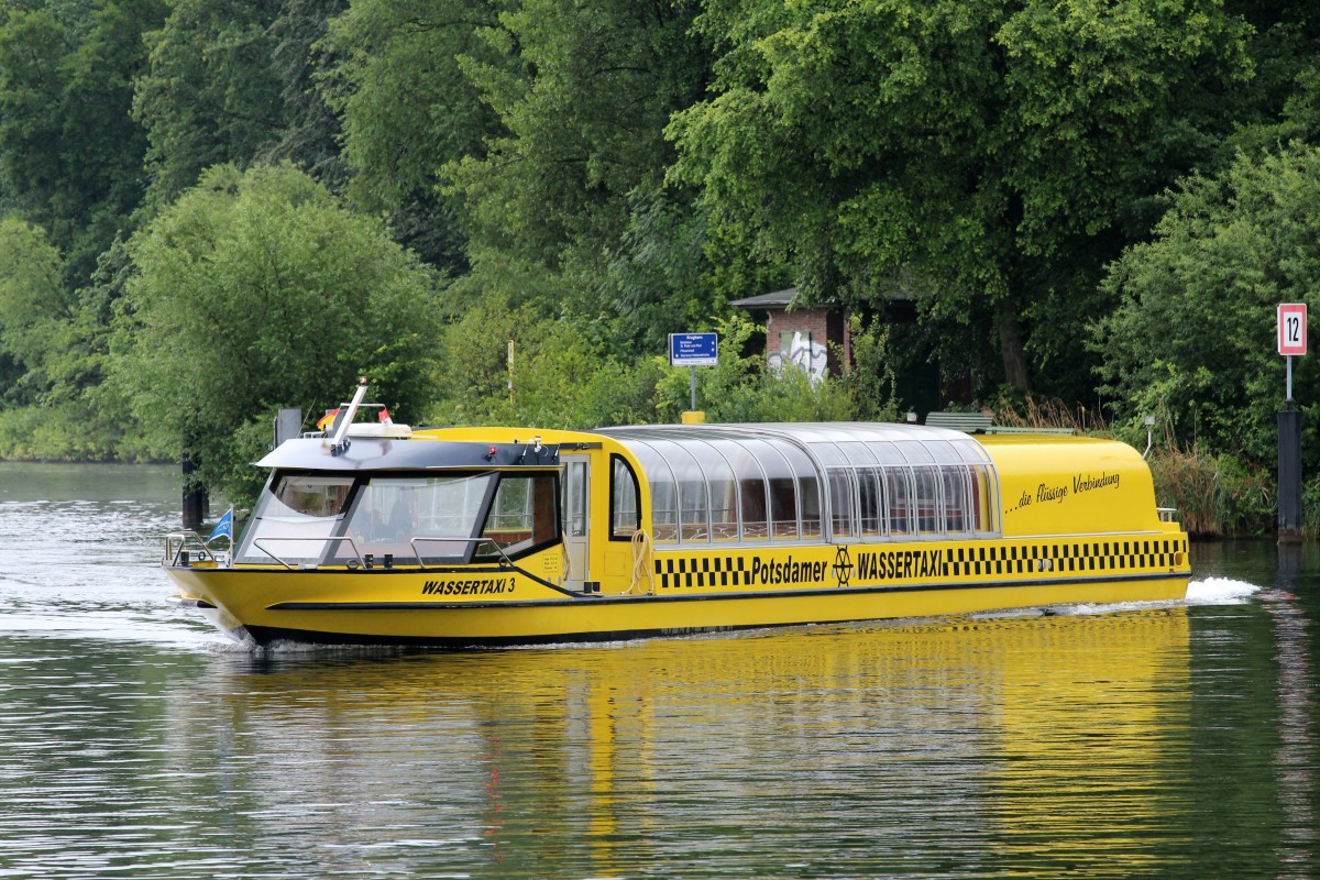 Potsdamer Wassertaxi 3 hat am 24.06.2014 von der Anlegestelle Krughorn auf Berliner Seite abgelegt und überquert die Havel um nach wenigen Minuten in Sacrow (Potsdamer Seite) anzulegen.