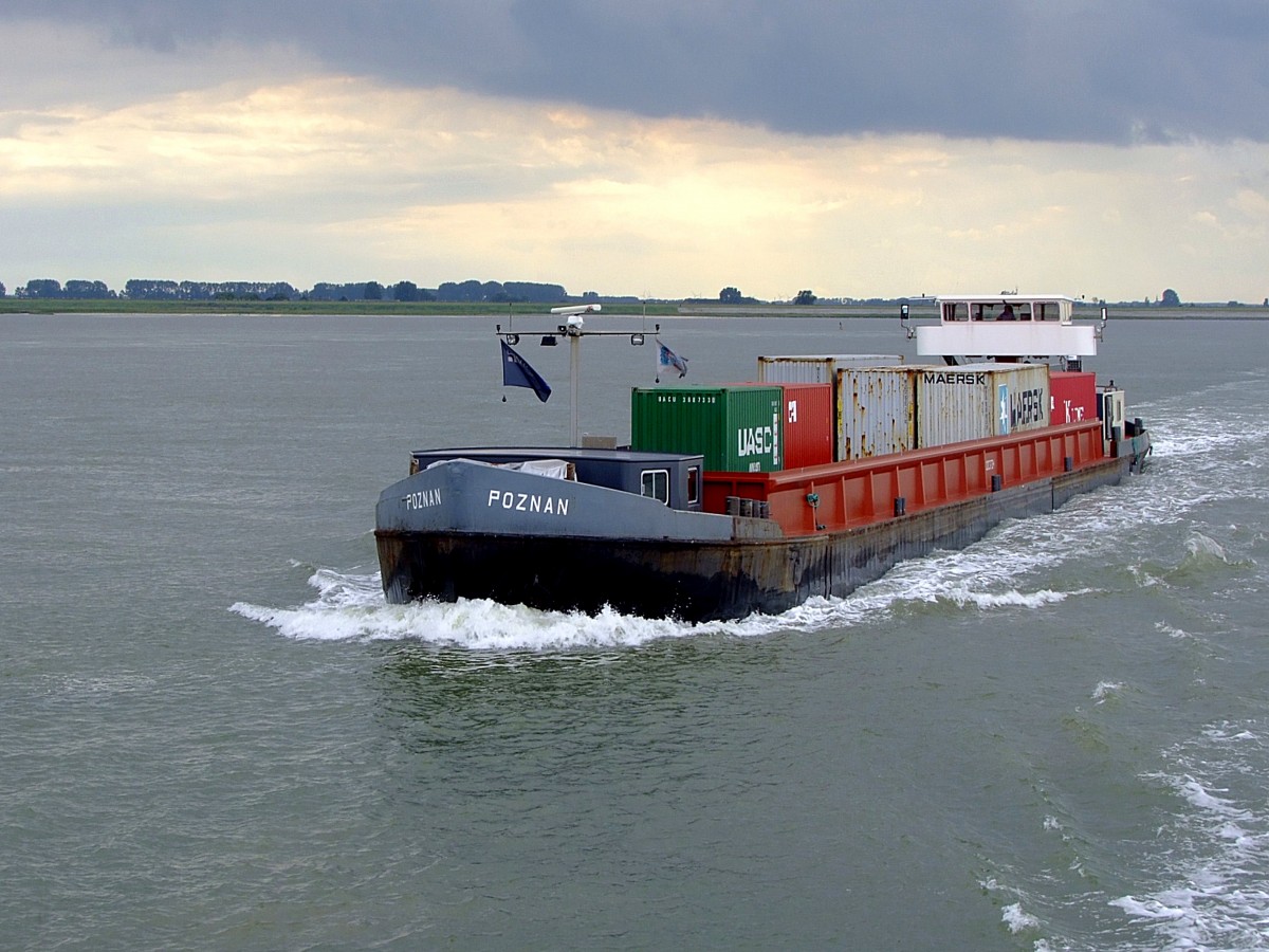 POZNAN(06003734; L=85; B=10m; 1337t; 620PS; Bj.1970) mit einer Ladung Container auf der Westerschelde; 110830