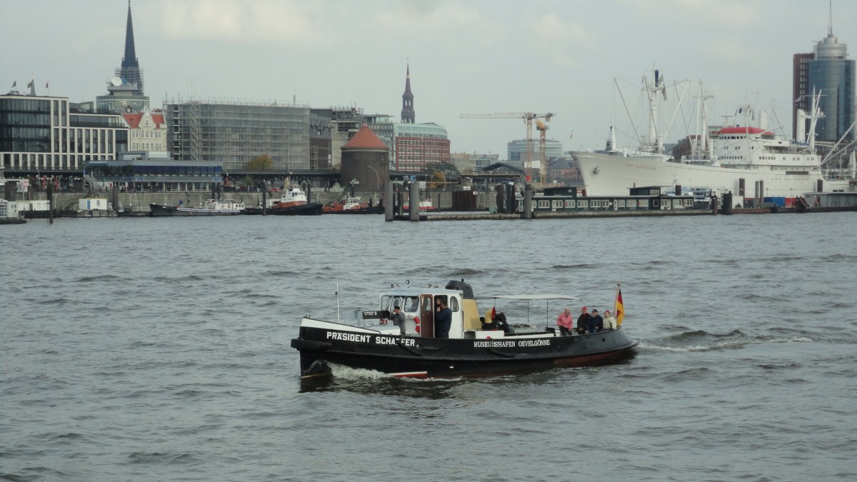 PRÄSIDENT SCHAEFER am 20.10.2013, Hamburg, Norderelbe Höhe Landungsbrücken /
Ehem. Zollbarkasse bis 1985 / Lüa 14,35 m, B 3,76 m, Tg 1,6 m / 1 Jastram-Diesel, 120 PS / 1925 als Dampfbarkasse bei Norderwerft, Köser & Meyer, Hamburg / 1959 Umbau: von Dampf auf Diesel, Aufbauten / Liegeplatz: Museumshafen Övelgönne /
