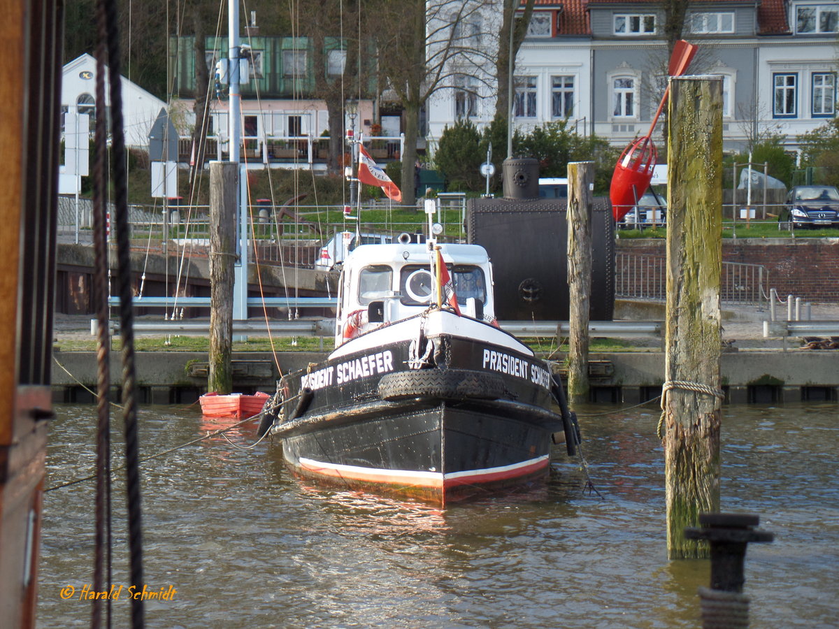 PRÄSIDENT SCHÄFER am 28.4.2016, Hamburg, Elbe, Museumshafen Övelgönne /
Ex-Namen: PRÄSIDENT SCHAEFER bis 1953, SCHAEFER bis 1985 /
Ehem. Zollboot /Lüa 14,35 m, B 3,76 m, Tg 1,5 m / gebaut 1925 bei Norderwerft Hamburg, Dampfbarkasse, 94 PS, 1959 Umbau zur Motorbarkasse, 1 Diesel, Jastram, 120 PS /
