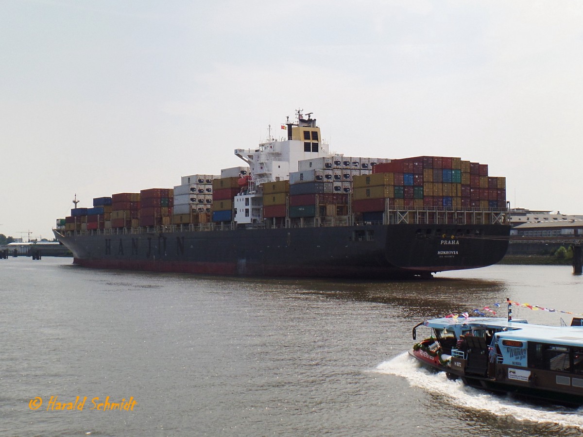 PRAHA  (IMO 9232072) am 18.7.2014, Hamburg einlaufend, Elbe Höhe Airbus-Werke Finkenwerder /
Ex-Name: HANJIN PRAHA (bis 05.2013)
Containerschiff / BRZ 50.272 / Lüa 282,1 m, B 32,2 m, Tg 13 m / 4367 TEU, Anschluß  für 400 Reefer / 1 Diesel , MAN B&W 9K90MCC,  41.040 kw, 55.815 PS, 24 kn / 12.2001 bei Hanjin Heavy Industries, Pusan, Süd Korea  / Eigner:  DS-Rendite-Fonds Nr. 86 MS  PRAHA , Dortmund, Manager: F. Laeisz, Deutschland  / Flagge: Liberia, Heimathafen: Monrovia /
