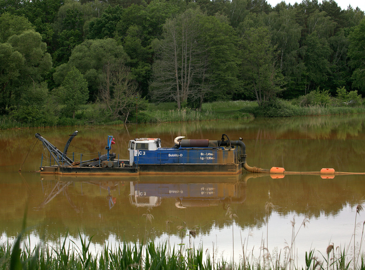 Prahm BOBLITZ - D der  Lausitzer und Mitteldeutsche Bergbau-Verwaltungsgesellschaft mbH (LMBV)dient der Kalkmilcheinbringung in die Spree um die Verockerung zu beseitigen.
Hier auf der Vorsperre der Talsperre Spremberg. 07.06.2020 10:04 Uhr.