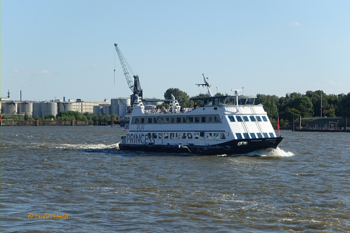 PRINCESS (IMO 8876302) am 15.9.2023, Hamburg, Elbe Höhe Überseebrücke /
Ex-Namen: Stad Zierikzee (1989–1995), Adler Princess (1995–2017) / 
FGS  / 508 BRT / Lüa 38,99 m, B 8,67 m, Tg 1,6 m /2 Scania-Diesel, ges. 436 kW (593 PS), 9,5 kn / Fahrg. 360 / gebaut 1989 bei Scheepswerf Grave B.V., Grave, NL,  modernisiert 2017 / Eigner: Kapitän Prüsse, HH / Flagge: D, Heimathafen: Hamburg /
