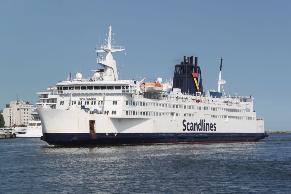 Prins Joachim auf dem Weg von Gedser nach Rostock-Seehafen beim Einlaufen im Hafen von Warnemnde.17.07.2015