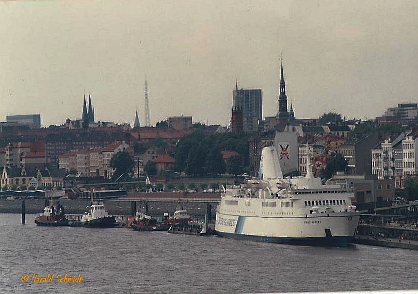 PRINZ HAMLET (IMO 7320332) im Mai 1986, Hamburg, Elbe, Liegeplatz Landungsbrücken, Brücke 10 (scan vom Foto) / 
RoRo-Fährschiff / BRZ 8.697 / Lüa 118,73 m, B 18,55 m, Tg 5,2 m / 4 Stork-Werkspoor-Diesel, ges. 11.700 kW (15.910 PS), 2 Propeller, 22 kn / 920 Pass. 512 Kabinenplätze, 225 Kfz, 444Lademeter / gebaut 1973 bei Werft Nobiskrug, Rendsburg für Fährgesellschaft „Prinz Hamlet“, Kröger, Prüssman&Co. (HADAG Seetouristik, Hamburg), in Charter Prinzen Linie Hamburg)  /  1981 PRINZ HAMLET, DFDS Seaways  / 1987 PRINS HAMLET, DFDS Seaways  / 1988 STENA BALTICA, Sail Pride Inc. (Stena AB), Monrovia  /  1988 NIEBORÓWA, in Charter Polferries, 1994 verkauft an Polferries, Polen  /  2002 SVETI STEFAN II, Adriatic Lines SA, Montenegro, Heimathafen Nassau, Flagge: Bahamas  /
