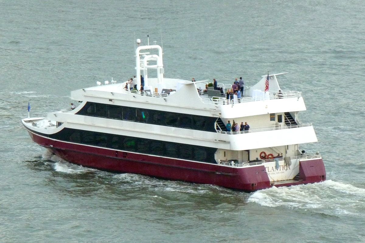 Privatyacht 'ATLANTICA' von Entertainment Cruises auf dem Hudson River bei Manhattan am 26.09.2018.