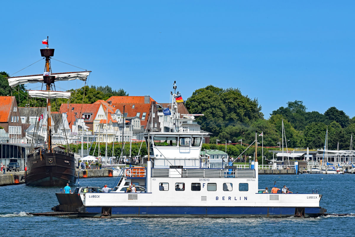 Priwall-Fähre BERLIN ( ENI 05116110) am 17.07.2020 auf der Trave in Richtung Priwall fahrend. Im Hintergrund ist die Kraweel LISA VON LÜBECK zu sehen.