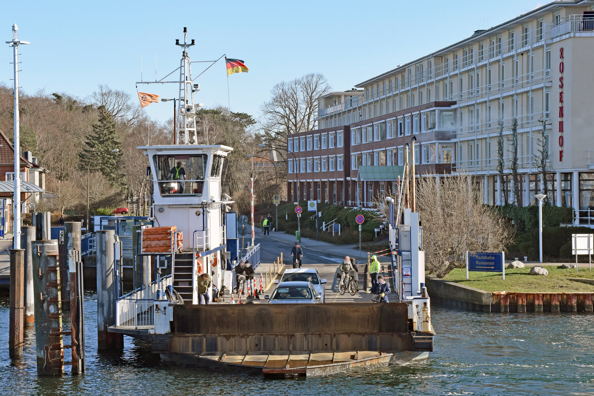 Priwall-Fähre BERLIN am 19.02.2023 im Hafen von Lübeck-Travemünde (Anlegestelle Priwall)