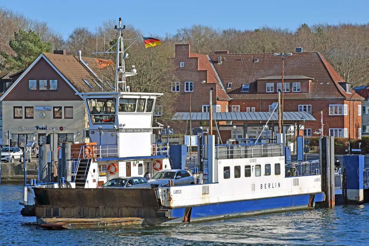 Priwall-Fähre BERLIN am 19.02.2023 im Hafen von Lübeck-Travemünde (Anlegestelle Priwall)