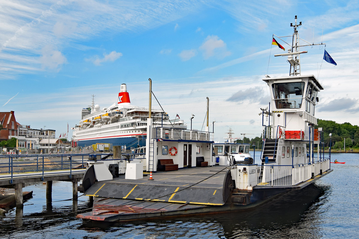 Priwall-Fähre BERLIN am 24.06.2018 im Hafen von Lübeck-Travemünde. Links im Bild: das am Ostpreußenkai liegende Kreuzfahrtschiff BOUDICCA