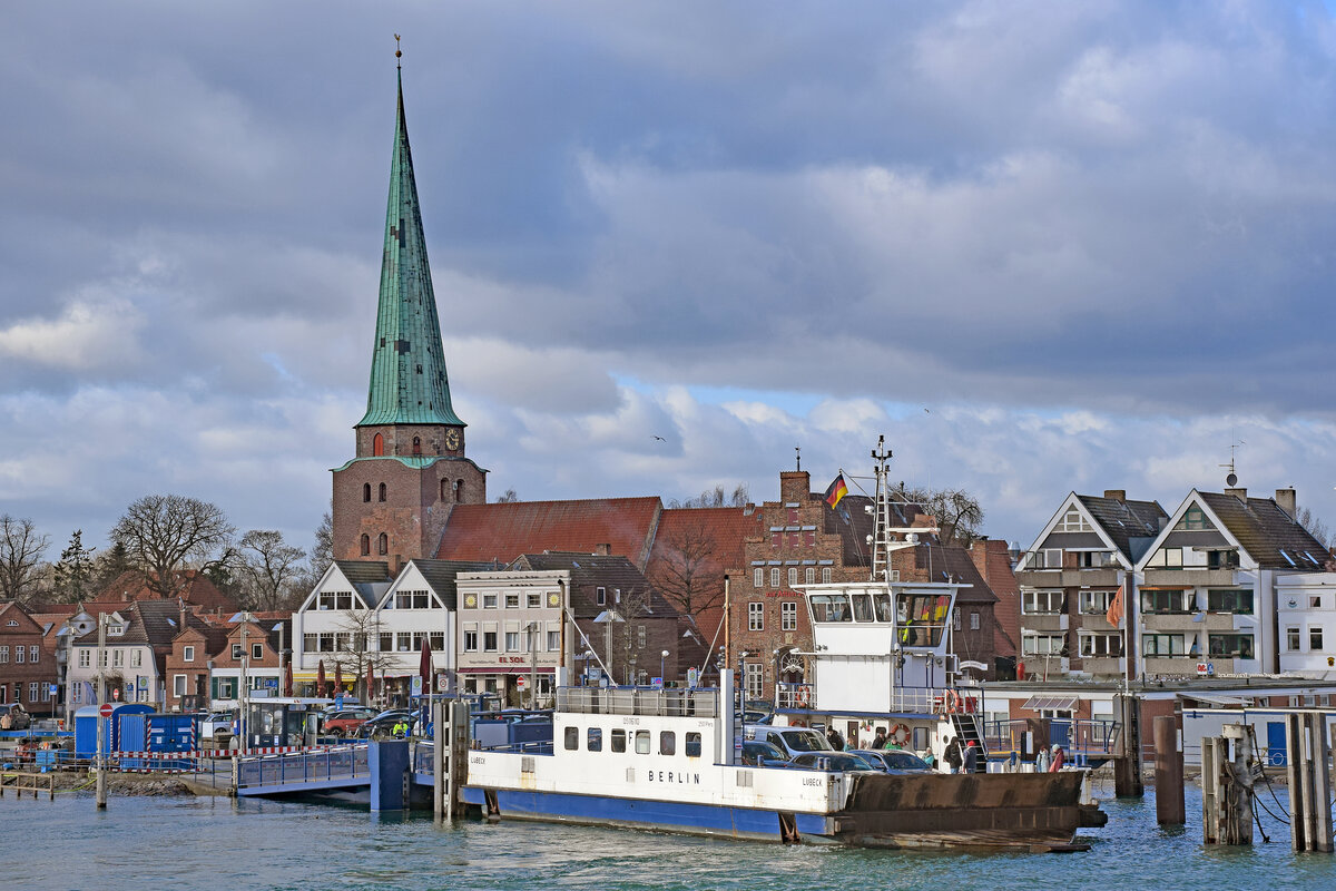 Priwall-Fähre BERLIN am 25.02.2023 im Hafen von Lübeck-Travemünde