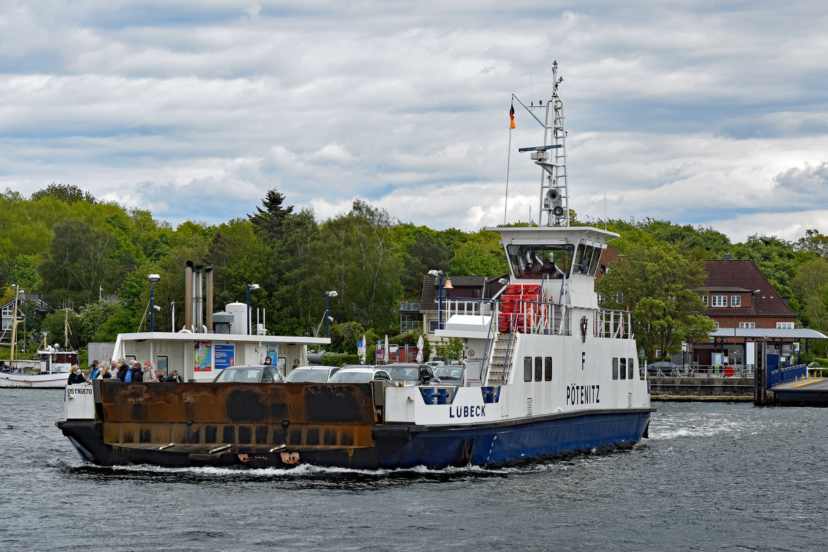 Priwall-Fähre PÖTENITZ am 16.05.2020 in Lübeck-Travemünde. PÖTENITZ hat gerade die Priwall-Seite verlassen und steuert auf die Travemünde-Seite zu. Wenn man genau hinschaut, sieht man Passagiere, welche Mund-/Nasen-Masken tragen. Pflicht an Bord der Fähren ( Corona -Pandemie).