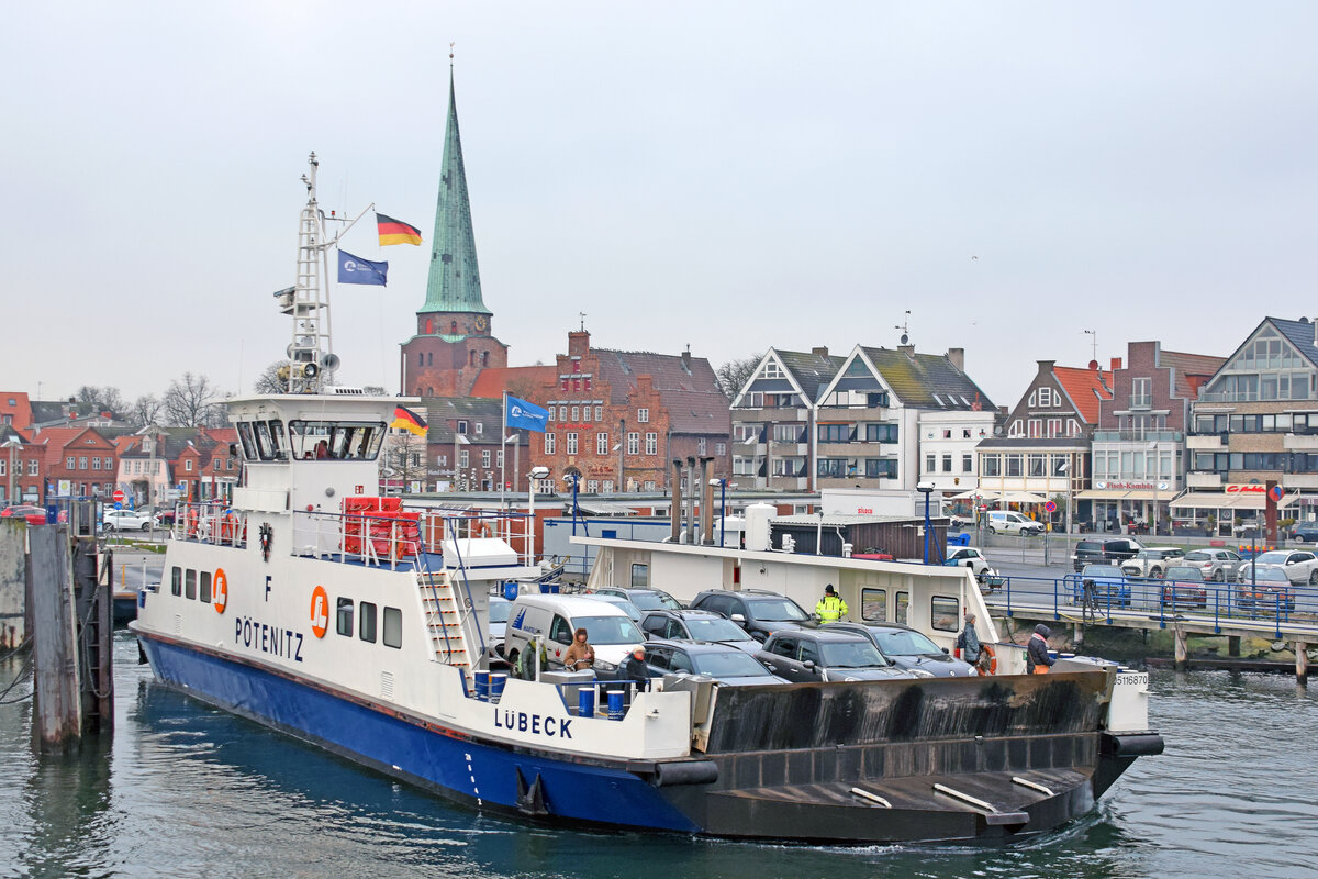 Priwall-Fähre PÖTENITZ am 20.01.2023 im Hafen von Lübeck-Travemünde