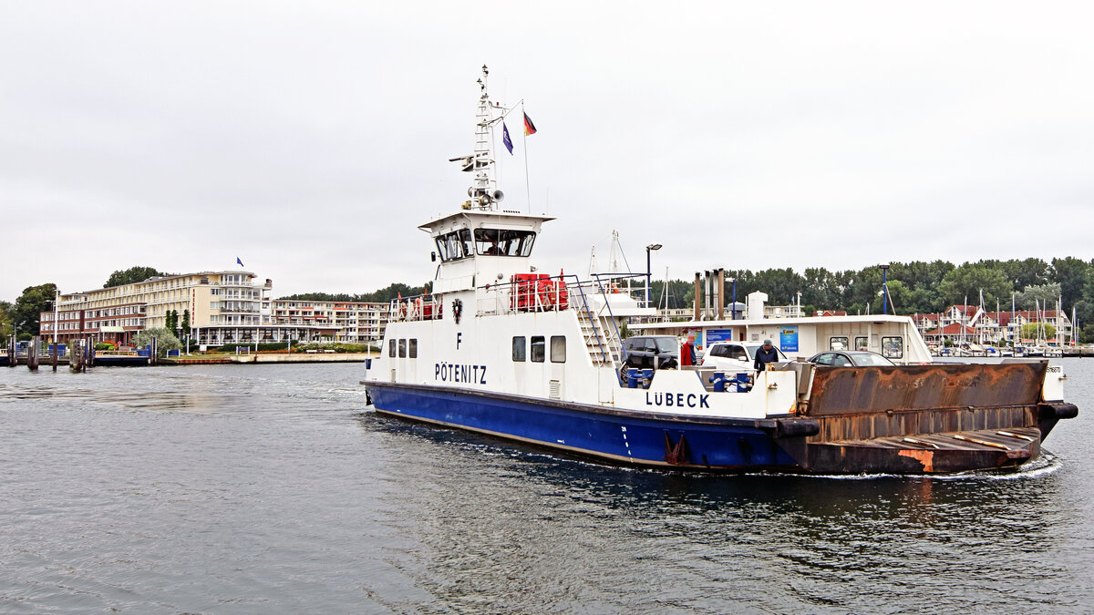 Priwall-Fähre PÖTENITZ am 27.08.2022 im Hafen von Lübeck-Travemünde