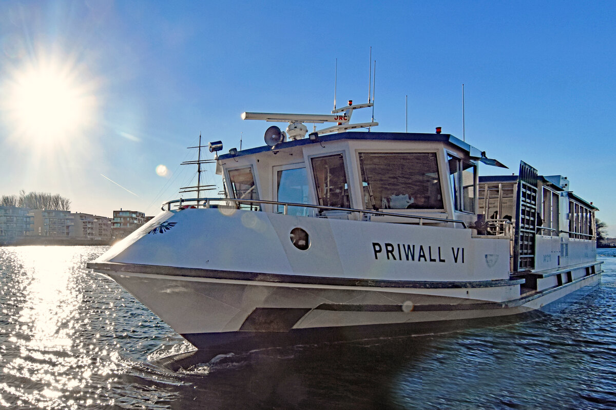 Priwall-Fähre PRIWALL VI am 21.01.2022 im Hafen von Lübeck-Travemünde