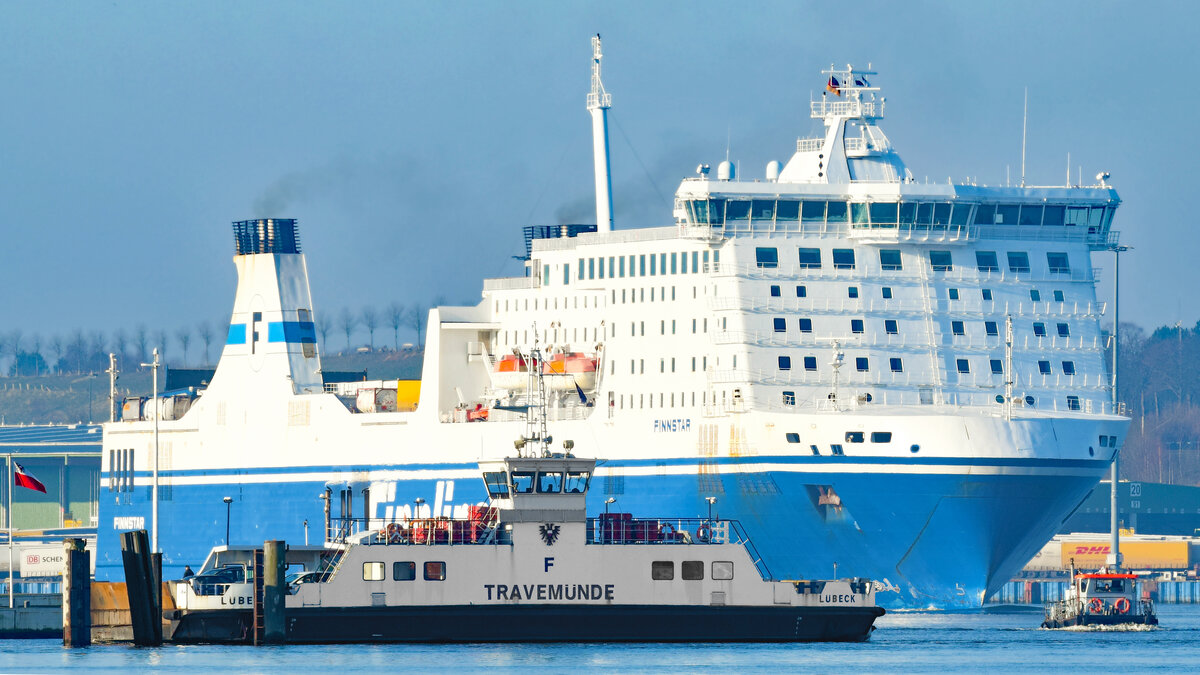 Priwall-Fähre TRAVEMÜNDE vor näher kommendem Finnlines-Fährschiff. Lübeck-Travemünde, 10.03.2022