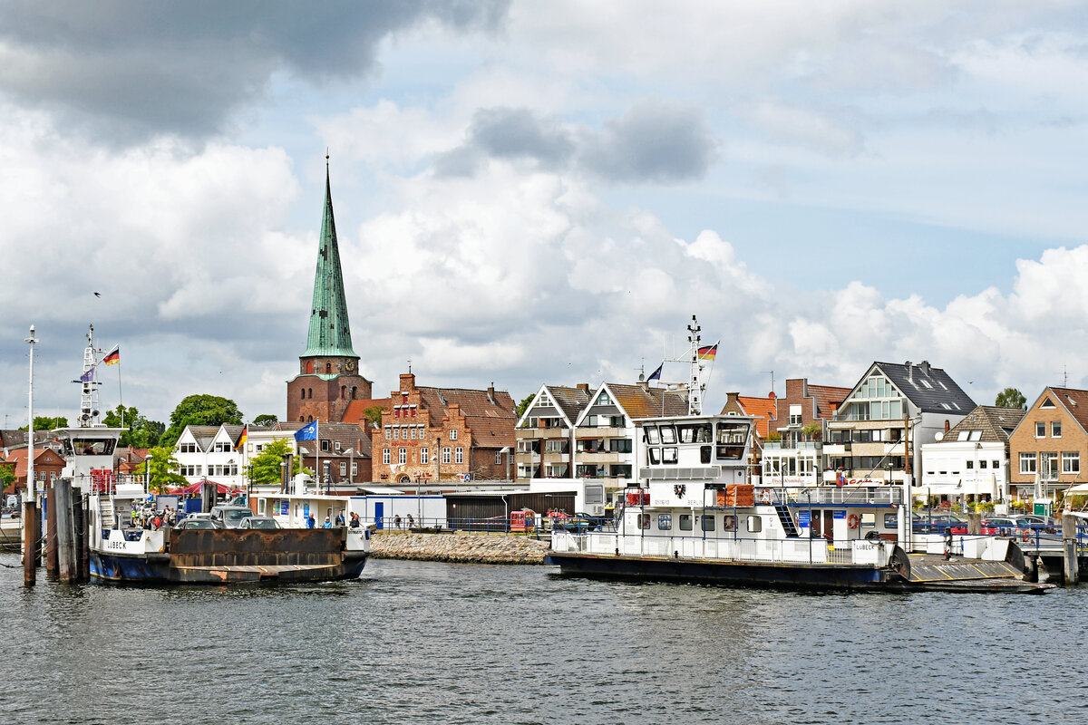 Priwall-Fähren (darunter BERLIN, rechts im Bild) am 29.05.2022 im Hafen von Lübeck-Travemünde